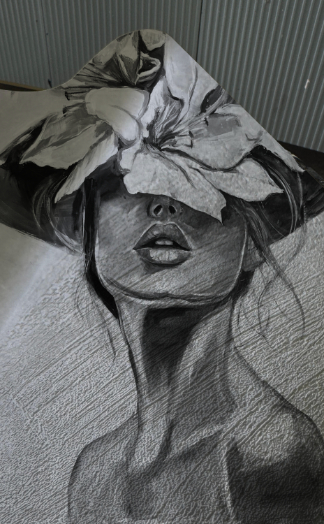 TAPETA LILJA RUSTYKALNA STRUKTURA OLILJO SZARA.png